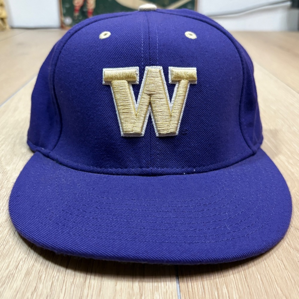 University of Washington Huskies Fitted Nike 643 Hat Purple Gold 7 3/8 NCAA Cap